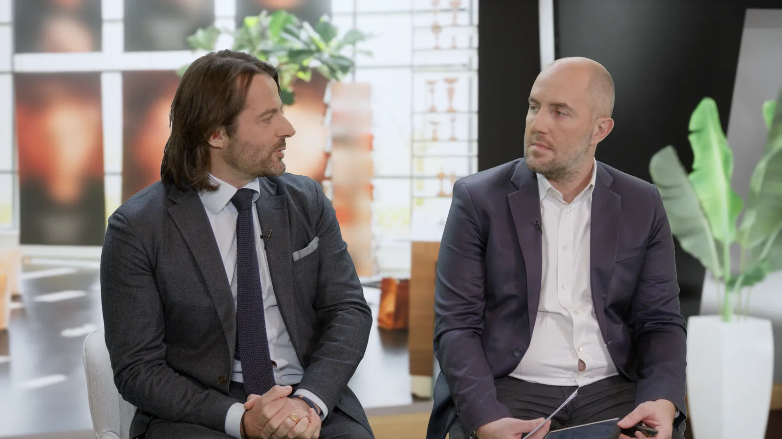 Deux intervenants incrustés en gros plan dans un décor virtuel, image composée en temps réel