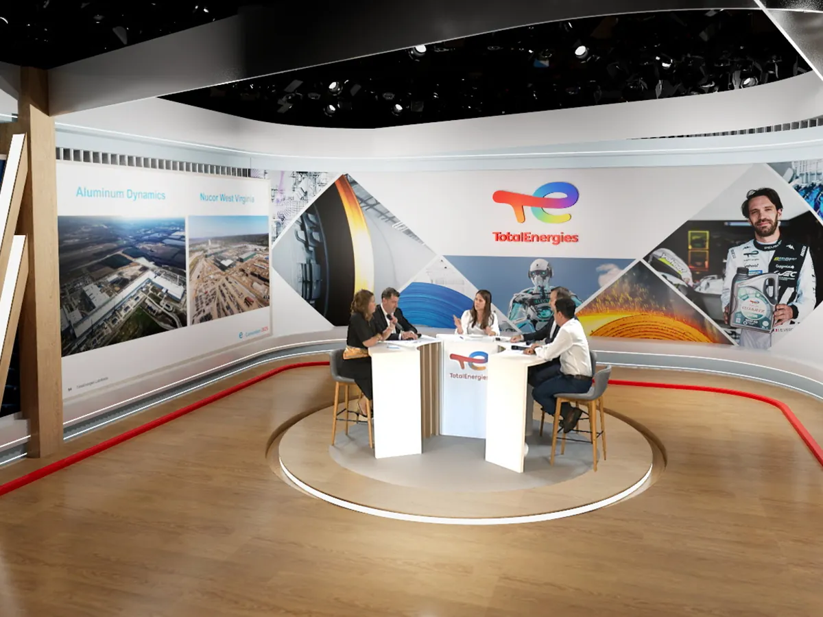 Intervenants en direct incrustés dans le décor virtuel d'un séminaire international de l'énergie