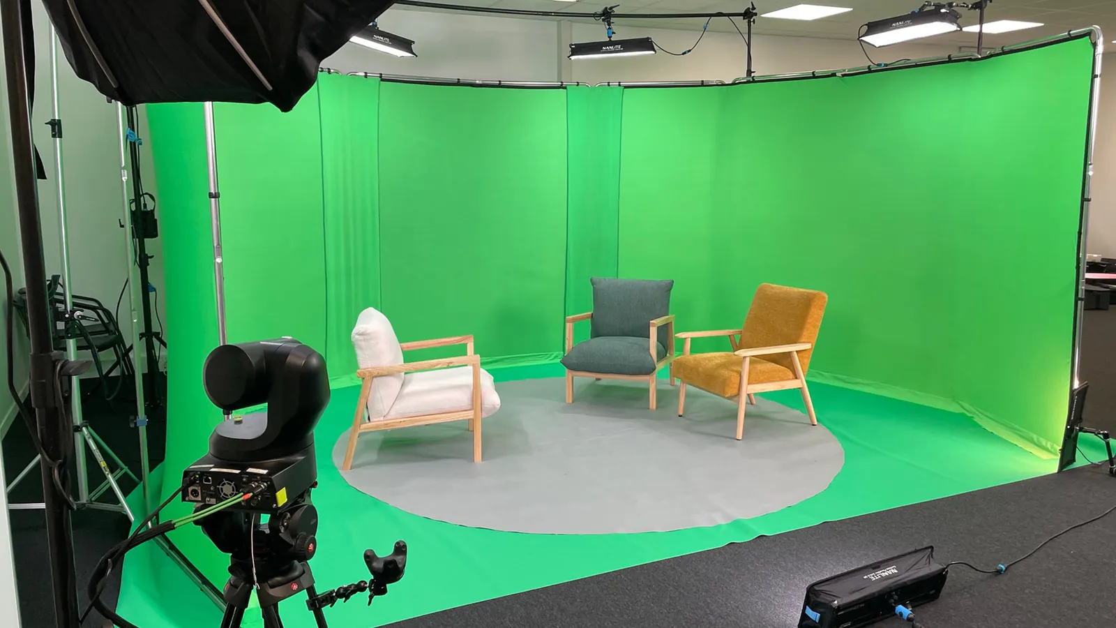 Fond vert d'un studio de tournage avec caméra équipée du suivi de mouvement